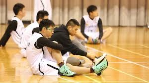 热火莱利围着科比雕像一顿拍 曾经的功勋教练也爱着湖人的孩子